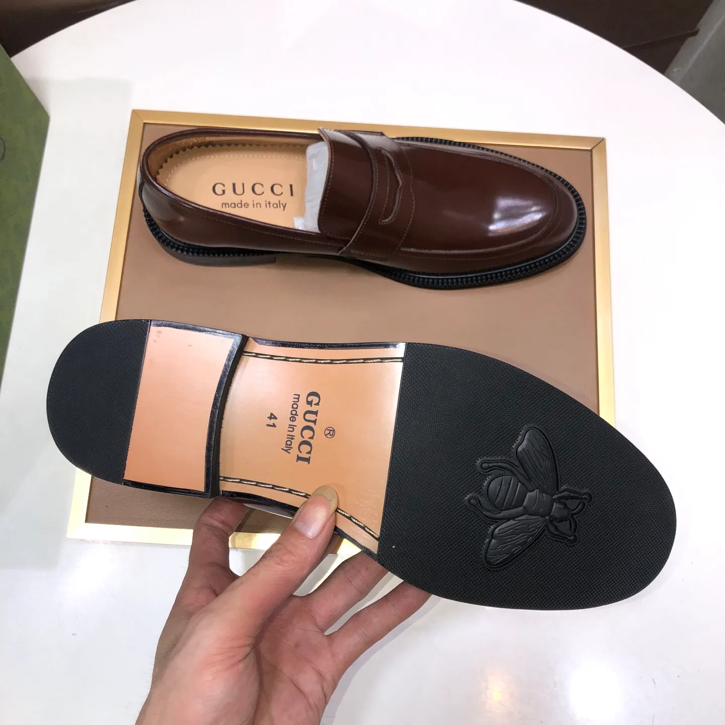 Factory batch 500💰Italy’s top luxury men’s shoe giant (GUCCI) (Gucci) (full cowhide lining) new arrival🍃Original European style🔰 Pleasant to the eye😍In order to make the shoes more durable and non-deformable🌀The production continues to follow traditional methods but there is still no lack of innovation💪The original sheepskin is selected for the leather♻️Smooth, natural and extra bright⭐Made of imported cowhide The rich man’s first choice 38-45 (45 customized)
